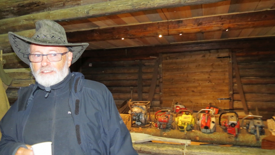 i Titteskapet var det utstilt motorsager fra de eldre modeller fram til i dag