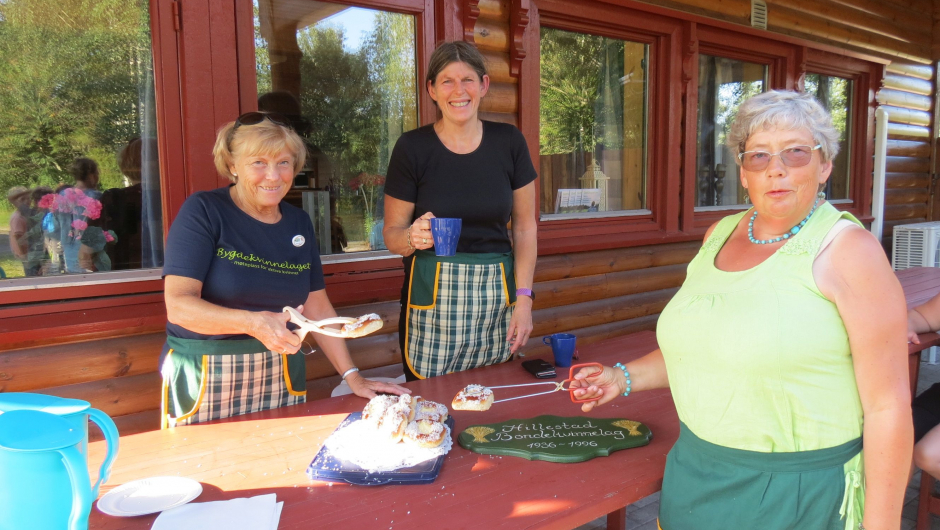 Og bygdekvinner fra Hillestad med skolebrød siste kvelden, ellers har det vært saltmat. Torunn B Solberg, Inger-Johanne Gran og Åse Kristine Guthus sørget for servering i skyggen Og bygdekvinner fra Hillestad med skolebrød siste kvelden, ellers har det vært saltmat. Torunn B Solberg, Inger-Johanne Gran og Åse Kristine Guthus sørget for servering i skyggen