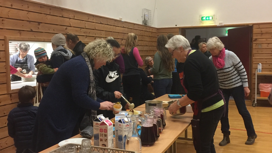 Det strømmer på med ballglade kunder Det strømmer på med ballglade kunder