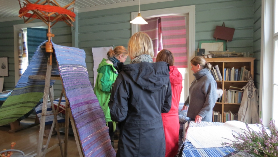 Vevgruppa har, som vanlig, en flott utstilling i skolestua på Rambergskolen
