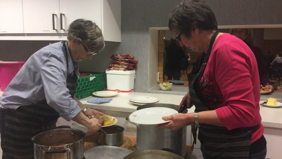Maria og Tove står i luka denne dagen Maria og Tove står i luka denne dagen