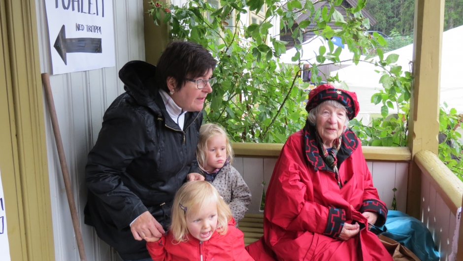 Unge og eldre trosset værgudene og satte farve på dagen