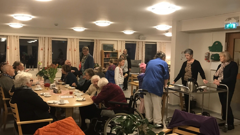 Kjekt at mange møtte opp for å drikke kaffi og få ein prat i lag. Kjekt at mange møtte opp for å drikke kaffi og få ein prat i lag.