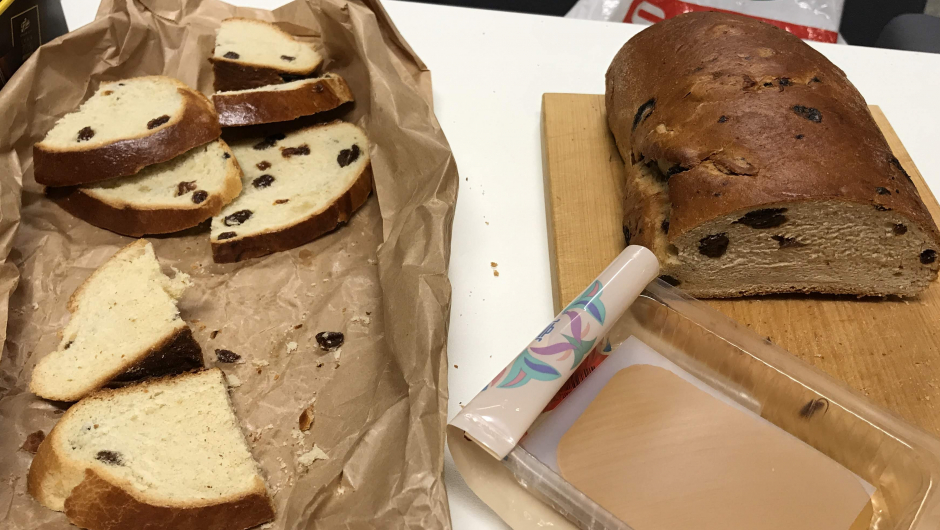 Godt med ferskt julebrød og brunost. Godt med ferskt julebrød og brunost.