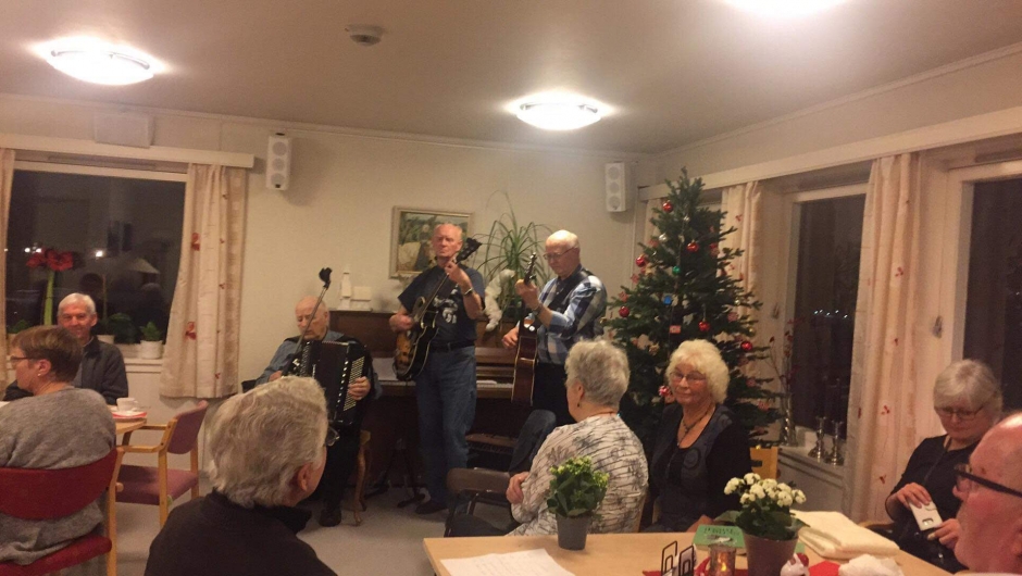 Her er musikarane i full sving med julesongar. Her er musikarane i full sving med julesongar.