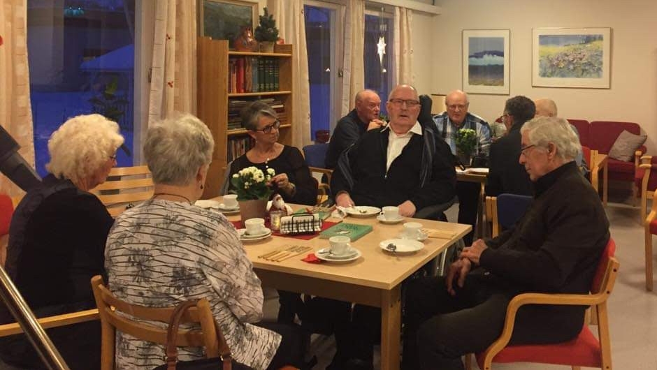 Hyggeleg samtale med gamle naboar! Hyggeleg samtale med gamle naboar!