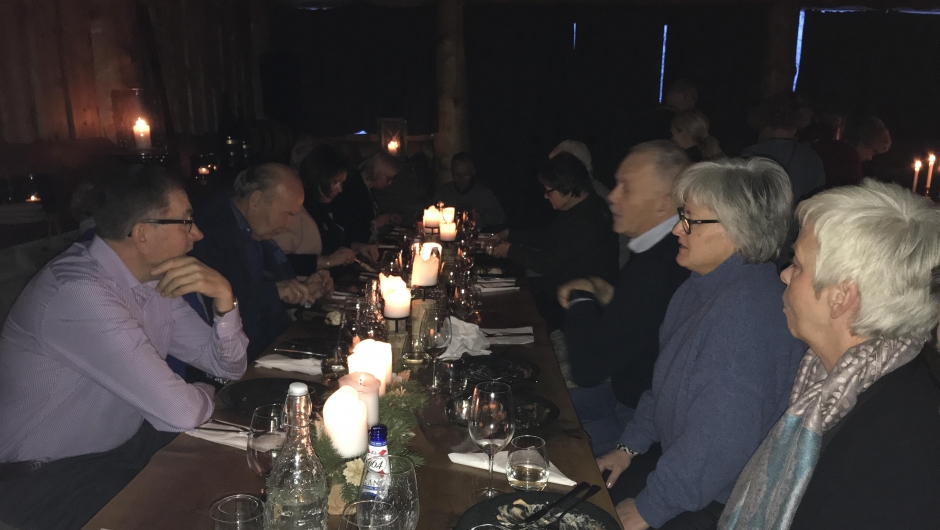 Koseleg prat ved bordet. Koseleg prat ved bordet.