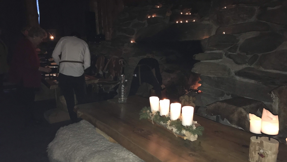 Stor peis gjorde det varmt og godt i vikingstova. Dessutan ca 80 levande lys! Stor peis gjorde det varmt og godt i vikingstova. Dessutan ca 80 levande lys!