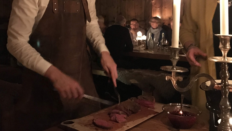 Her er indrefileten som smelta i munnen! Nydeleg med tyttebær og fløtegratinerte poteter! Her er indrefileten som smelta i munnen! Nydeleg med tyttebær og fløtegratinerte poteter!