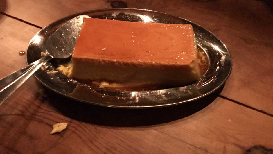 Heimelaga karamellpudding høyrde med. Heimelaga karamellpudding høyrde med.