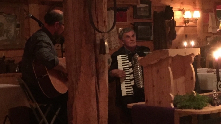 Me hadde trekkspel og gitar musikk til sangane våre.