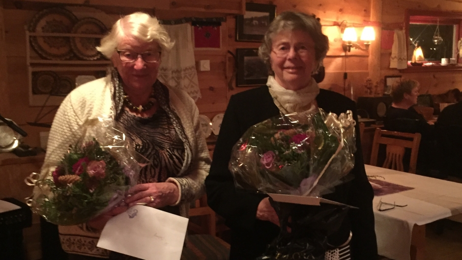Hanna Årbø og Solveig Hamre Fitjar vart heidra for lang og tro tjeneste i Fitjar Bygdekvinnelag