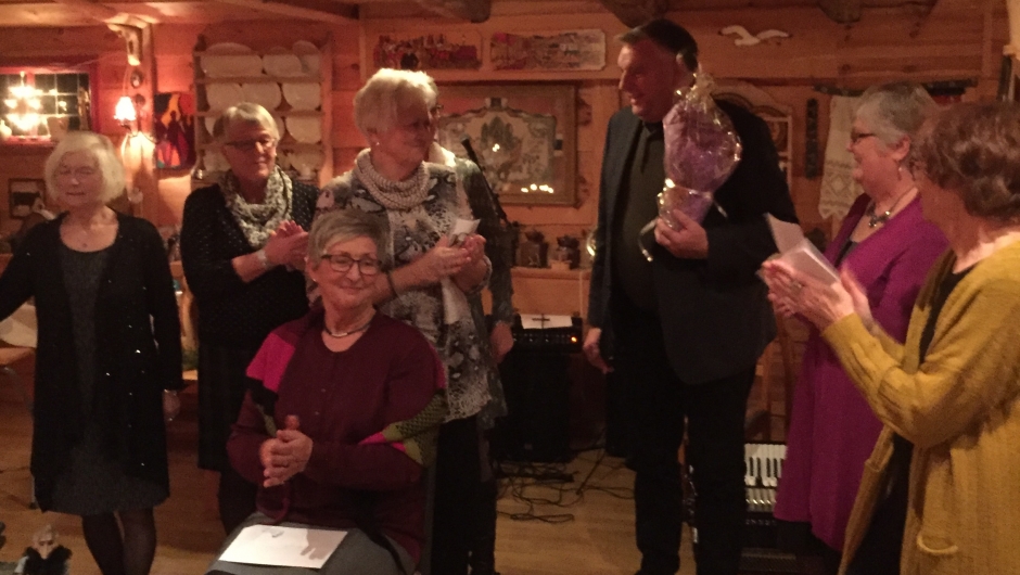 Per Drønen som er eigar av Peraløo. fekk ein liten oppmerksomhet av oss, han tok heile oppvasken når me var ferdig for kvelden.