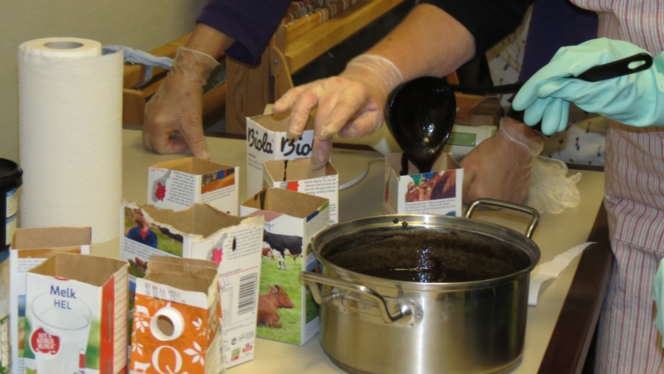 Til slutt skal alt fordeles i kartonger og stå til tørk inntil vi kan skjære såpestykker