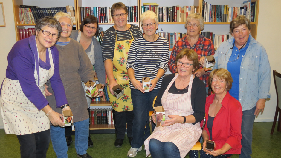 Hillestads såpekokere: f.v. Anne Berit Finden, Mary Ann Aasen, May Synnøve Næs Engen, Margunn Einarsen, Turid Næss, Mimi Vooren og Åse Kristine Guthus. Foran: Jorunn Sundby og Marianne Løchen