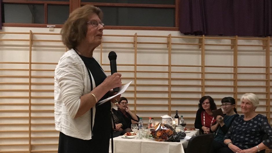 Rannei Rødseth snakket om kvitsaumkurs og alterduken i Tingvoll kirke Rannei Rødseth snakket om kvitsaumkurs og alterduken i Tingvoll kirke