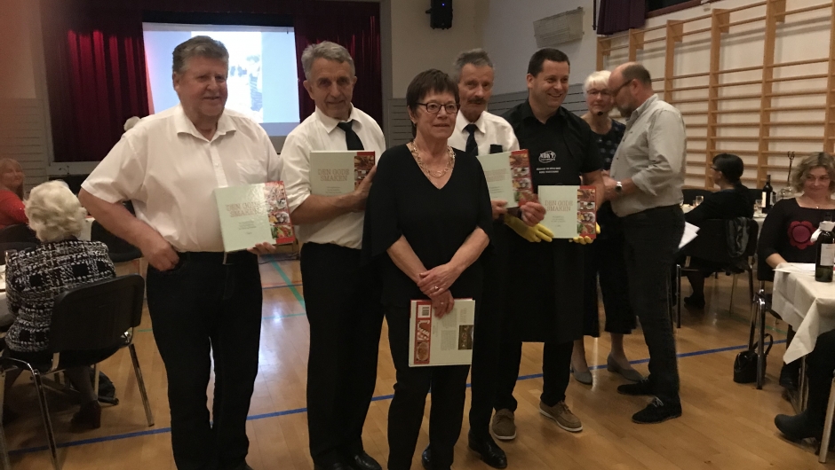 Servitørene fikk kokebok som takk for hjelpen Servitørene fikk kokebok som takk for hjelpen