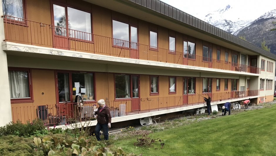 Anne klipte rosene, andre hakka ugras! Anne klipte rosene, andre hakka ugras!