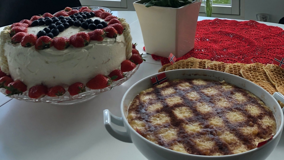 Nydeleg pynta 17.maibløtkake og graut og vaffel! Nydeleg pynta 17.maibløtkake og graut og vaffel!
