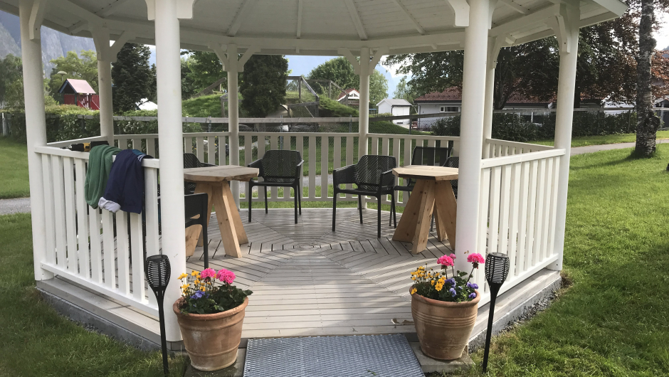 Paviljongen fekk fargerike blomster. Paviljongen fekk fargerike blomster.