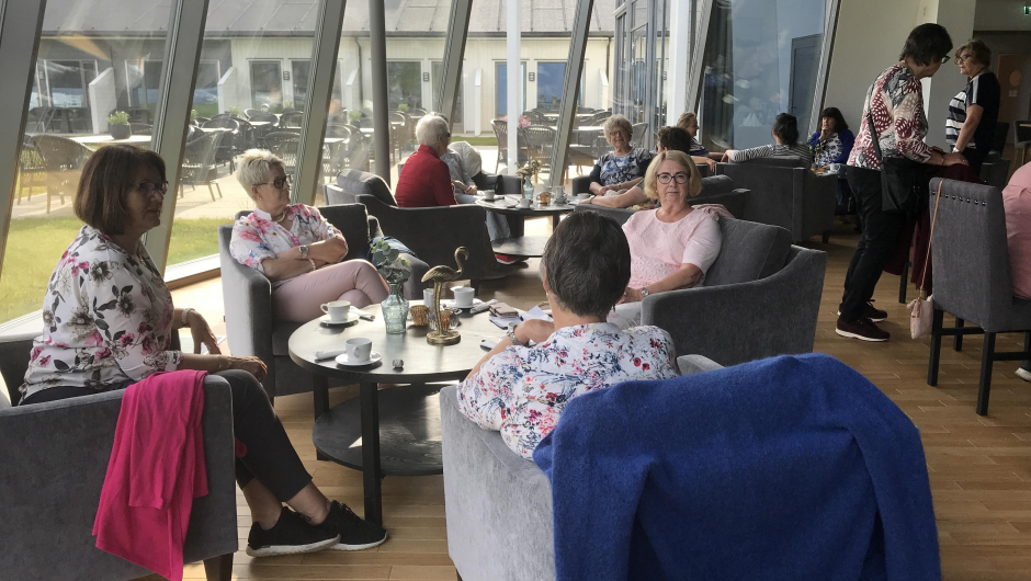 Praten går, - Bjørg klar til å lese Prøysen. Praten går, - Bjørg klar til å lese Prøysen.