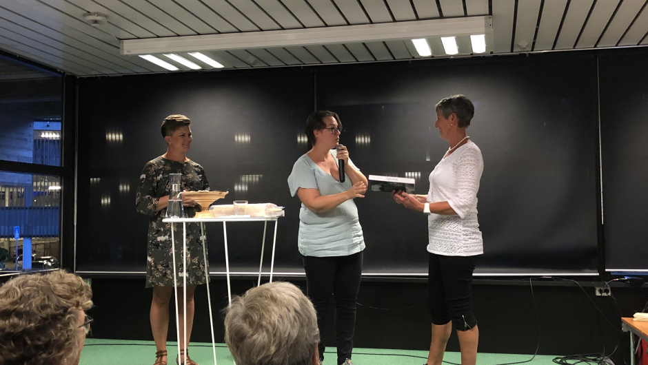 Ingrid Kristine Træet får overrekt premien.
