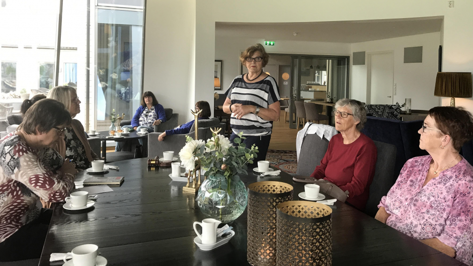 Leiaren vår, Solveig, ordna med programmet. Leiaren vår, Solveig, ordna med programmet.