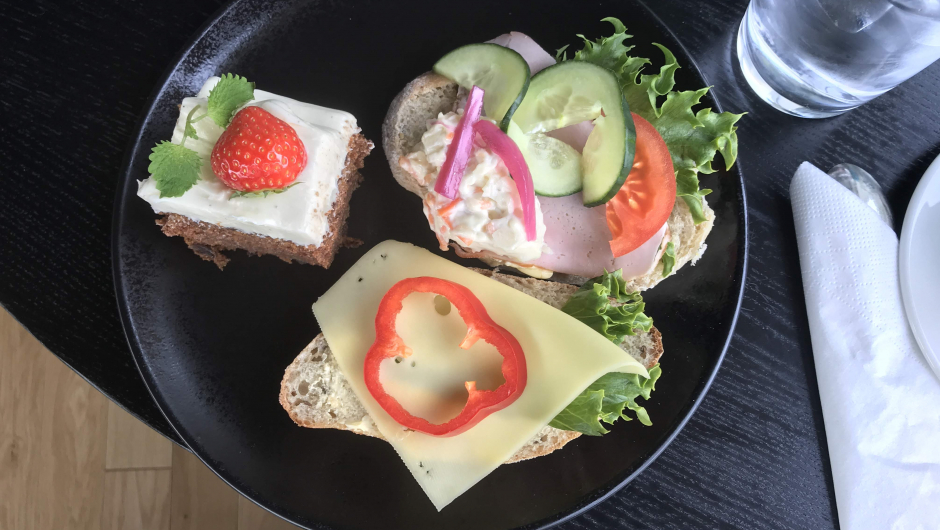 Kveldsmat servert på asjett,- gulrotkake som dessert! Kveldsmat servert på asjett,- gulrotkake som dessert!