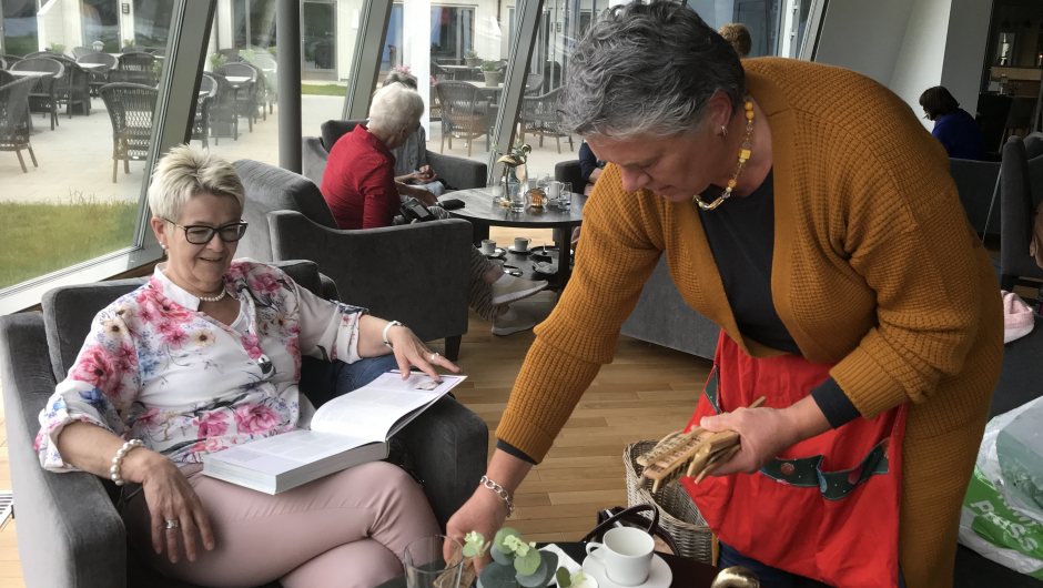 Mette Marie og Nelly ordna med åresalet. Mette Marie og Nelly ordna med åresalet.