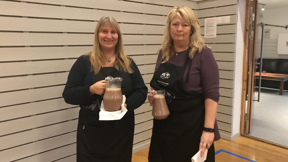 Anne Merete og Mona serverer kakao Anne Merete og Mona serverer kakao