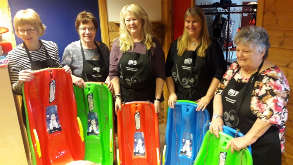 Barnehagen fikk 10 nye, fine akebrett i "førjulsgave" Barnehagen fikk 10 nye, fine akebrett i "førjulsgave"