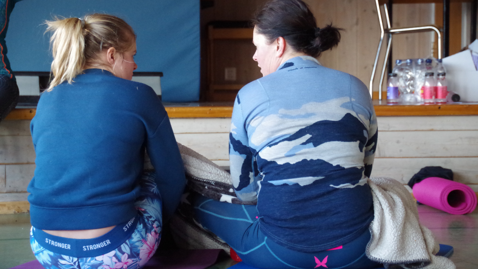 "Oppvåkning" etter avslappinga etter yogaen foto: Signe Lise Børve "Oppvåkning" etter avslappinga etter yogaen foto: Signe Lise Børve