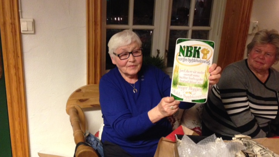 Inger Nygård ble hedret med hustavle til høyre Turid Korsane. Foto: Trine Evensen