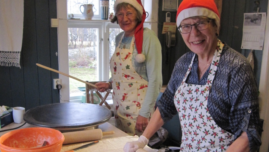 Inger Lise og Bjørg steker flatbrød Inger Lise og Bjørg steker flatbrød