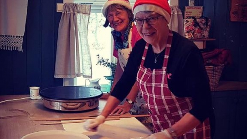 Inger Lise og Bjørg stekte flatbrød Inger Lise og Bjørg stekte flatbrød