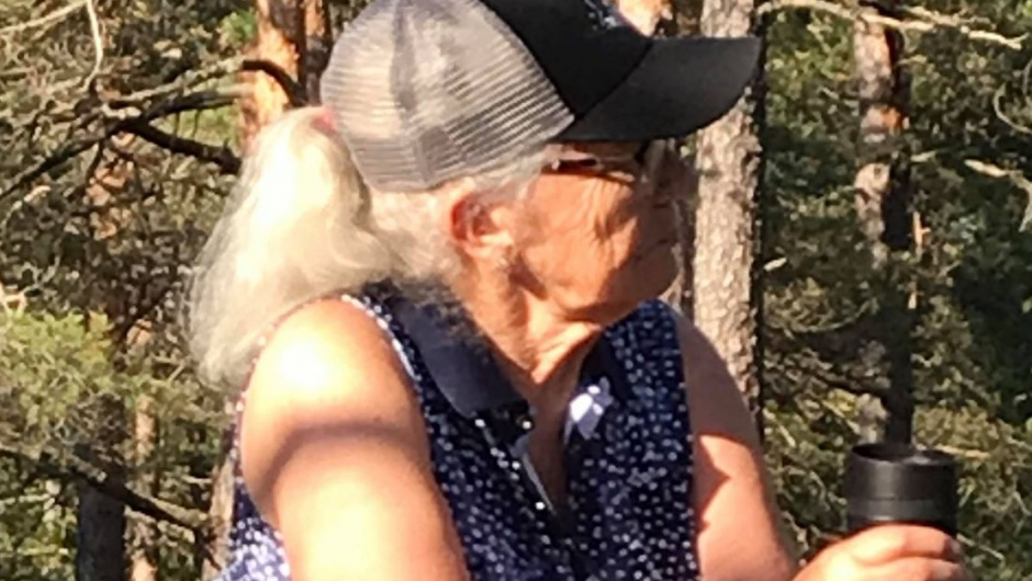 Inger Synnøve lytter interessert Inger Synnøve lytter interessert