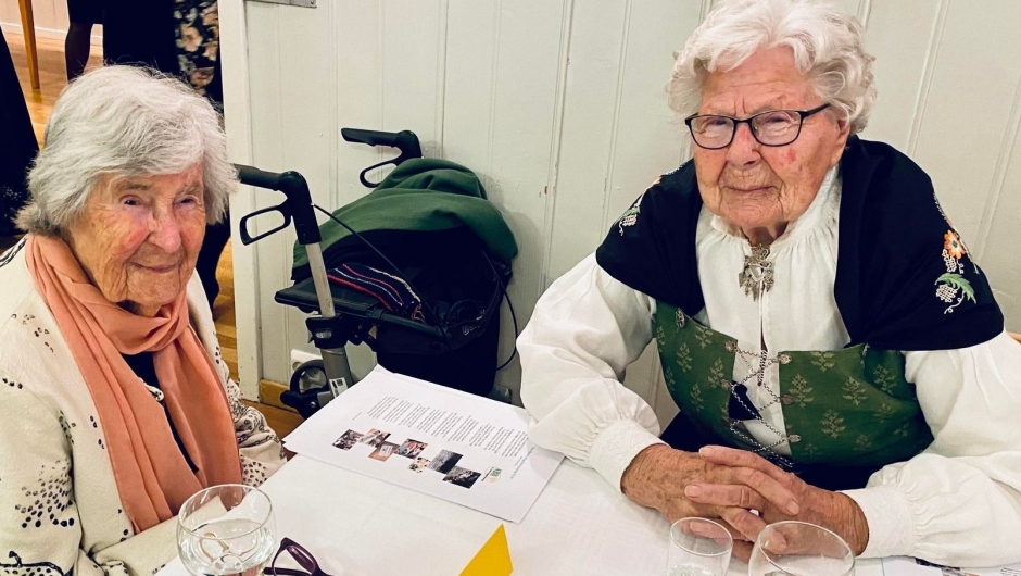 Blandt våre eldste medlemmer, Ingrid Aas og Ragnhild Beivik hygget seg sammen Blandt våre eldste medlemmer, Ingrid Aas og Ragnhild Beivik hygget seg sammen