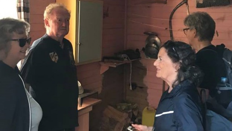 Trangt om plassen til 10 mann i denne hytta! Trangt om plassen til 10 mann i denne hytta!