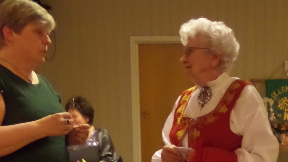 Inger Hertzenberg i Romeriksbunad og Irene Furulund