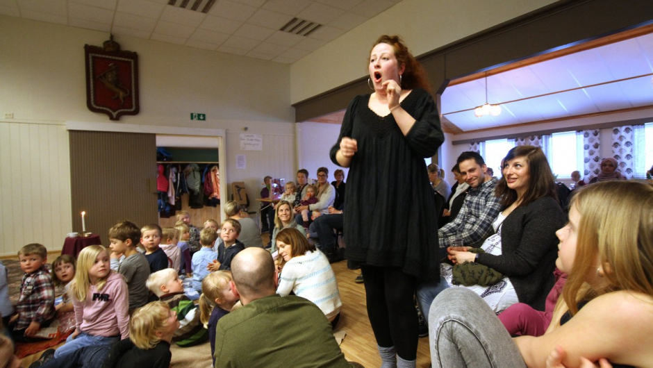 Julie Vega holdt oppmerksomheten til ungene. foto:Jarlsberg Avis Julie Vega holdt oppmerksomheten til ungene. foto:Jarlsberg Avis