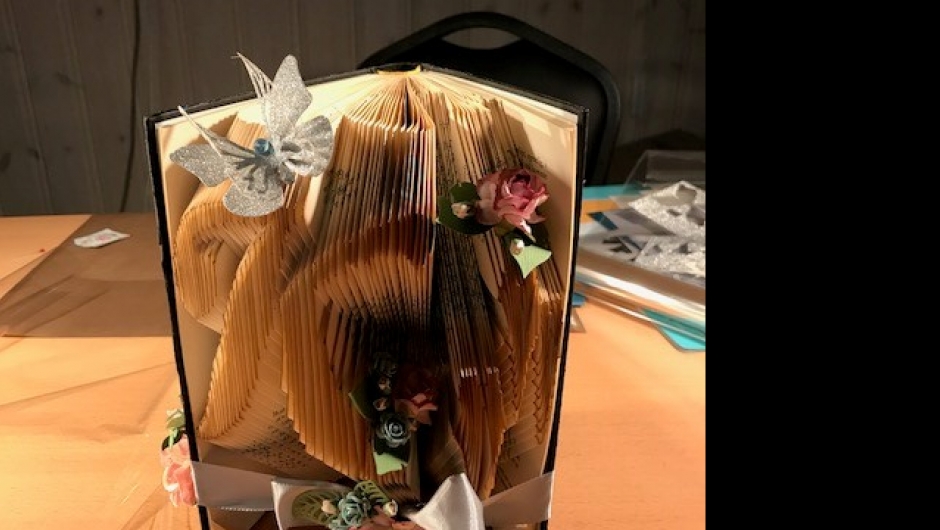 Ei gamal bok laga om til eit flott kort ! Ei gamal bok laga om til eit flott kort !