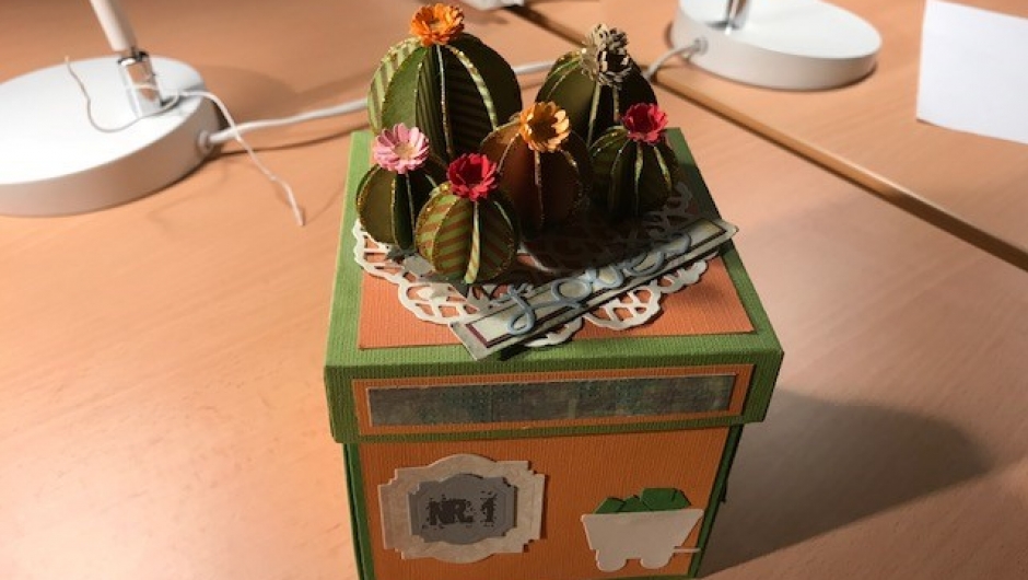 Dekorasjon på ei eske ! Dekorasjon på ei eske !