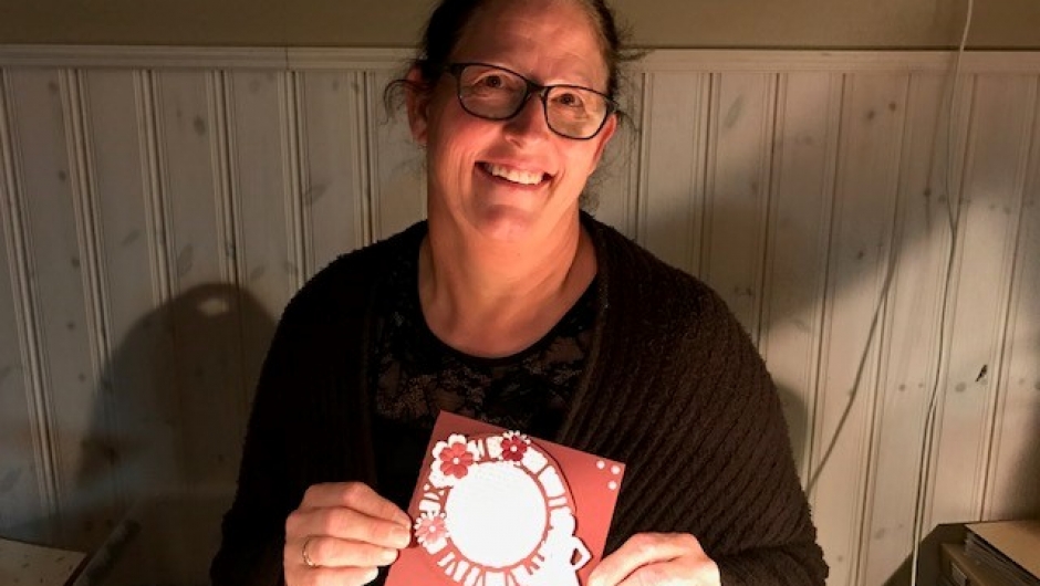 Mariann viser fram eit kort. Mariann viser fram eit kort.