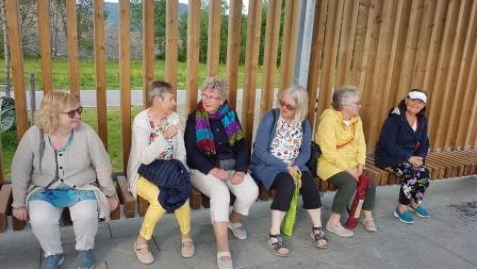 Jentene på benken! Venter på oppholdsvær!