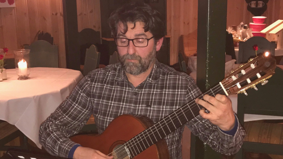 Sten Even Holstad med flott gitarspel. Sten Even Holstad med flott gitarspel.