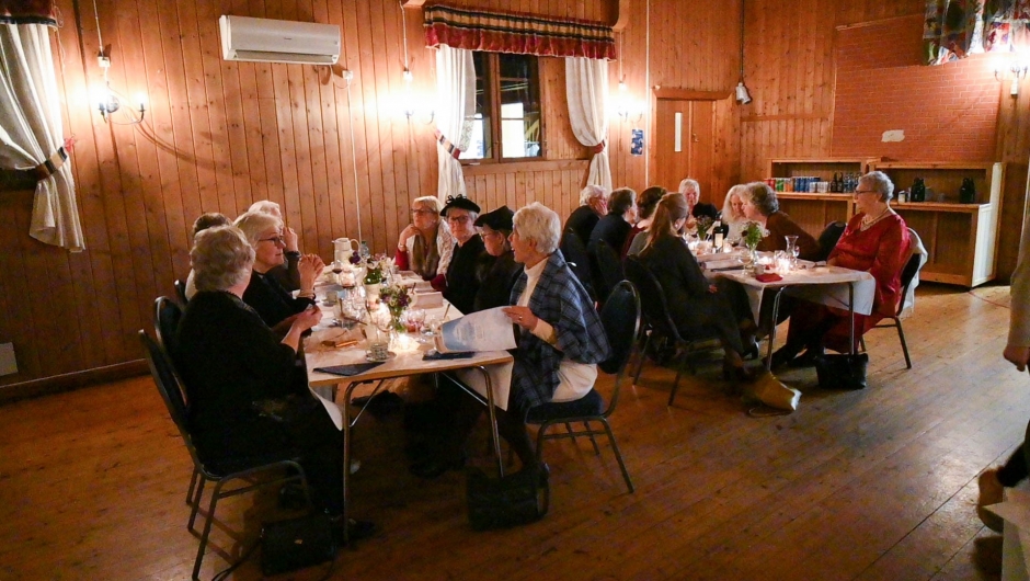 Et 30-talls gjester deltok på festen. Foto: Boel Kristin Støvern God stemning rundt bordene