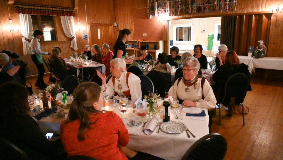 Et 30-talls gjester deltok på festen. Foto: Boel Kristin Støvern God stemning rundt bordene
