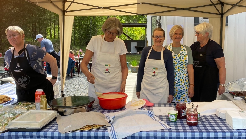 Hyggelige damer og masse godt på bordet