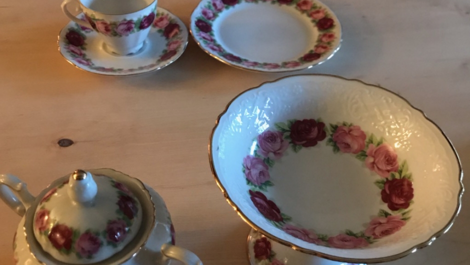 Kaffeservice som snart skal få pryde et kaffebord på Mo