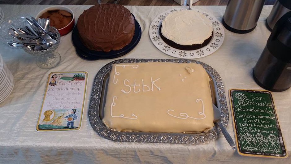 Bratsberg Bygdekvinnelag hadde laget mange gode kaker til kaffe
